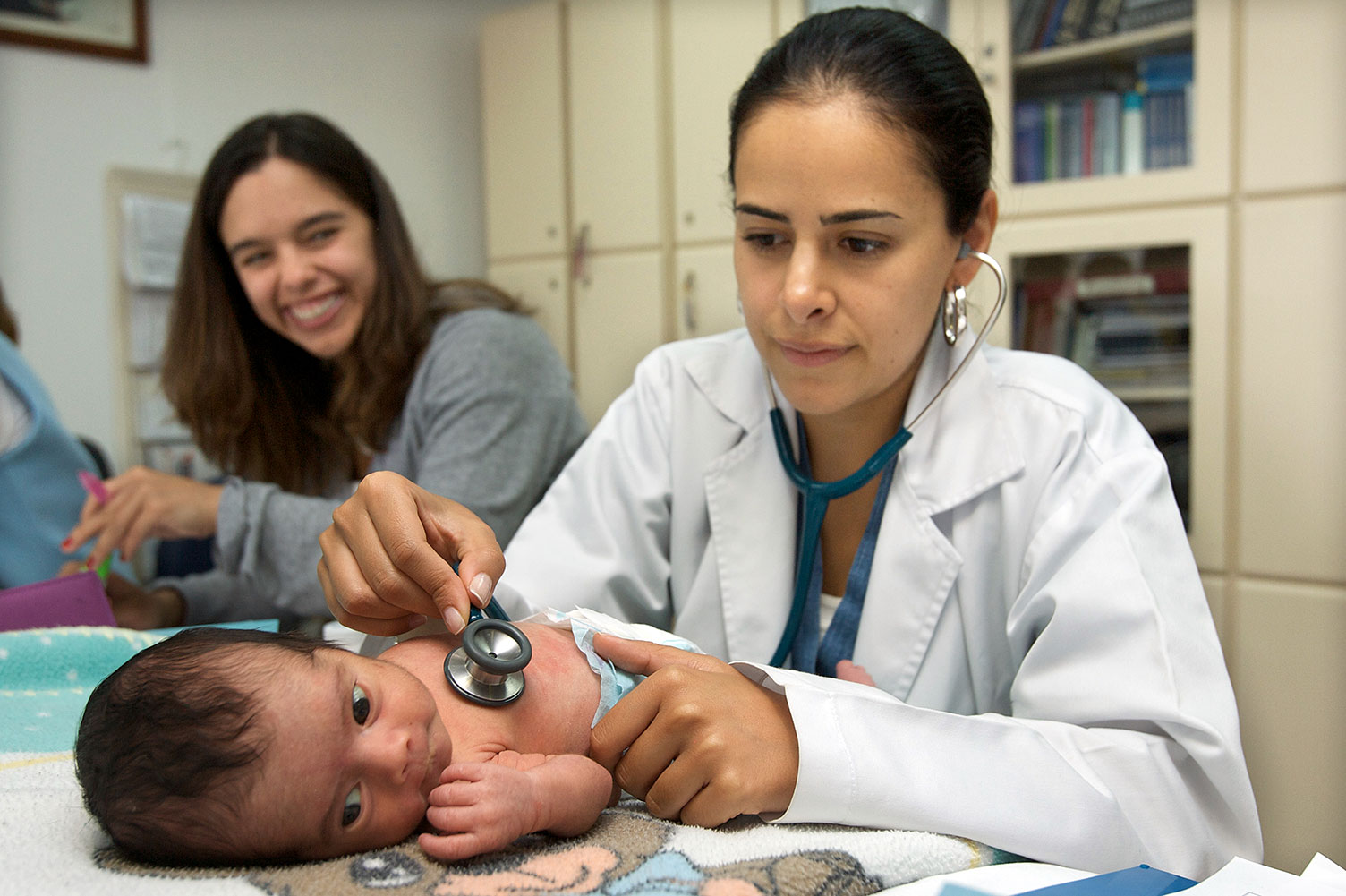 Médica examina recién nacido
