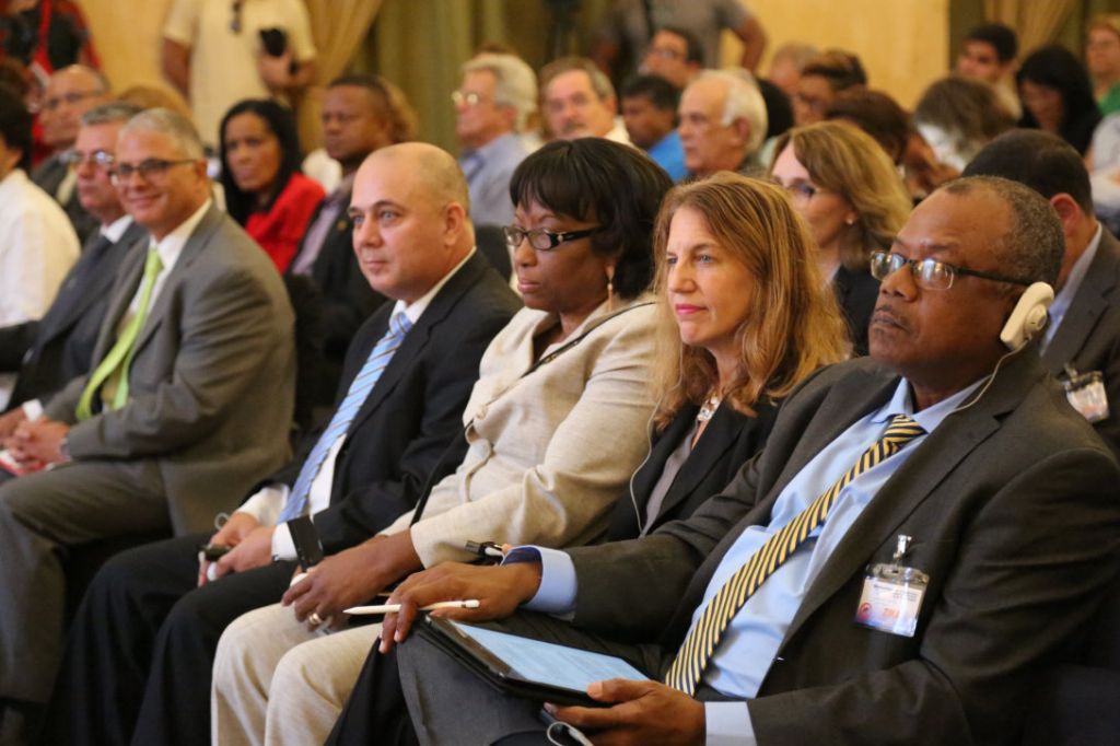 Foto de Ministros de salud escuchando las experiencias para afrontar los arbovirus en los países de la región, en la reunión sobre el tema.