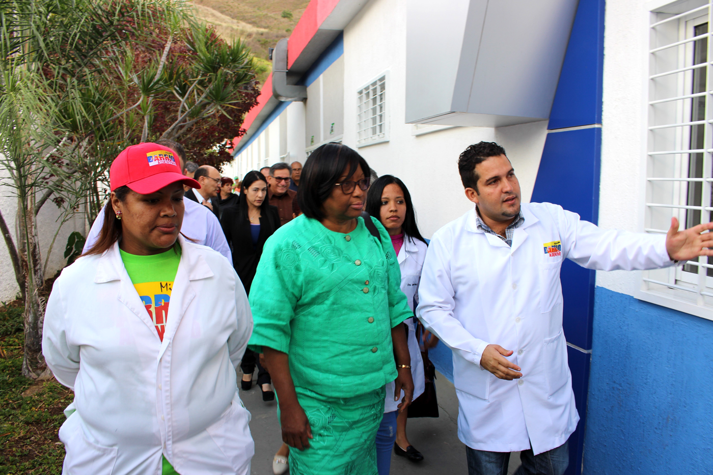 Doctora Carissa F. Etienne visita centro médico