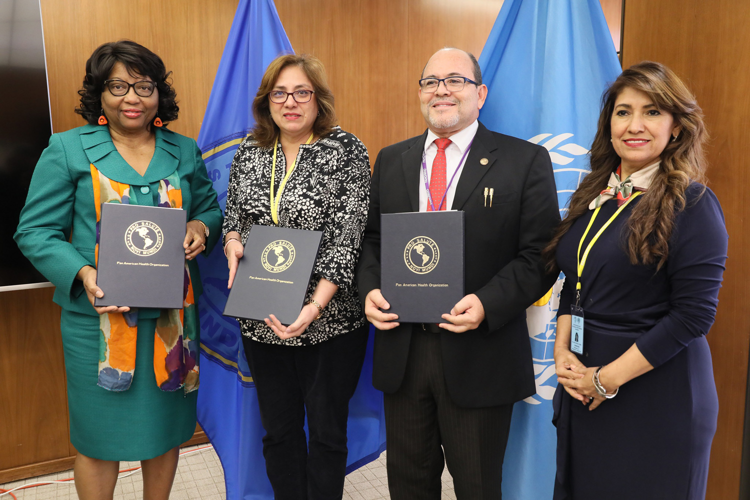 La Directora de la OPS, Carissa F. Etienne, y el secretario ejecutivo del Consejo de Ministros de Salud de Centroamérica y República Dominicana (COMISCA), Alejandro Solís Martínez, firmaron un acuerdo de cooperación con el fin de mejorar la salud de la población de los ocho países que conforman ese sistema de integración subregional